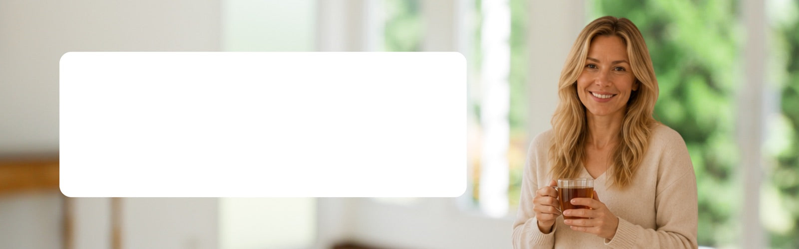 Julia R. genießt einen Vitaltee in heller Wohnküche